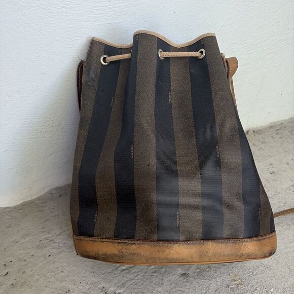 Distressed Fendi 80’s bucket bag - Picture 4 of 13